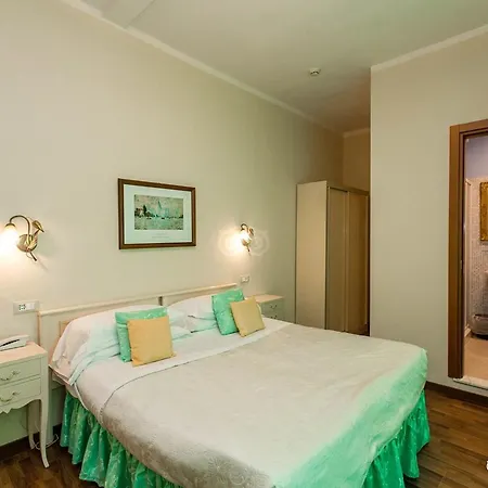 Fly In In Front Of The Famous Promenade With Shops And Establishments ゲストハウス