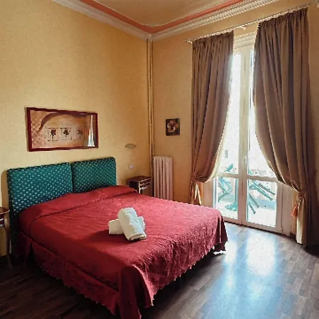 Fly In In Front Of The Famous Promenade With Shops And Establishments ヴィアレッジョ