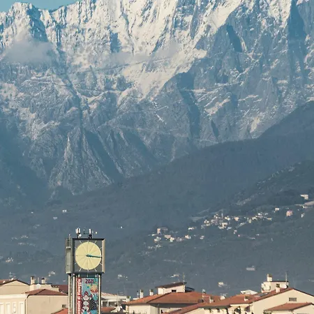 ゲストハウス Fly In In Front Of The Famous Promenade With Shops And Establishments ヴィアレッジョ